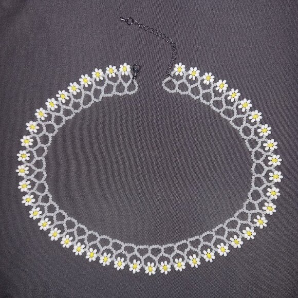 🌼 Hand-Woven Daisy Beaded Choker — Created with Passion - Picture 5 of 9